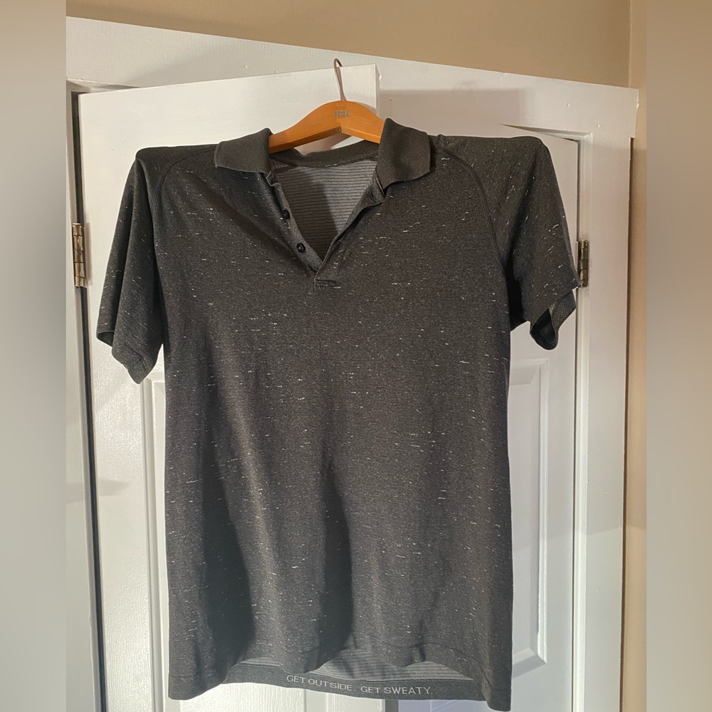 Lululemon men’s metal tech polo in medium, grey melange. Symbol slightly faded